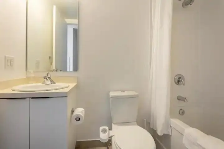 Luxury Lake View & City View - One Free Parking Toronto 0*,  Canadá